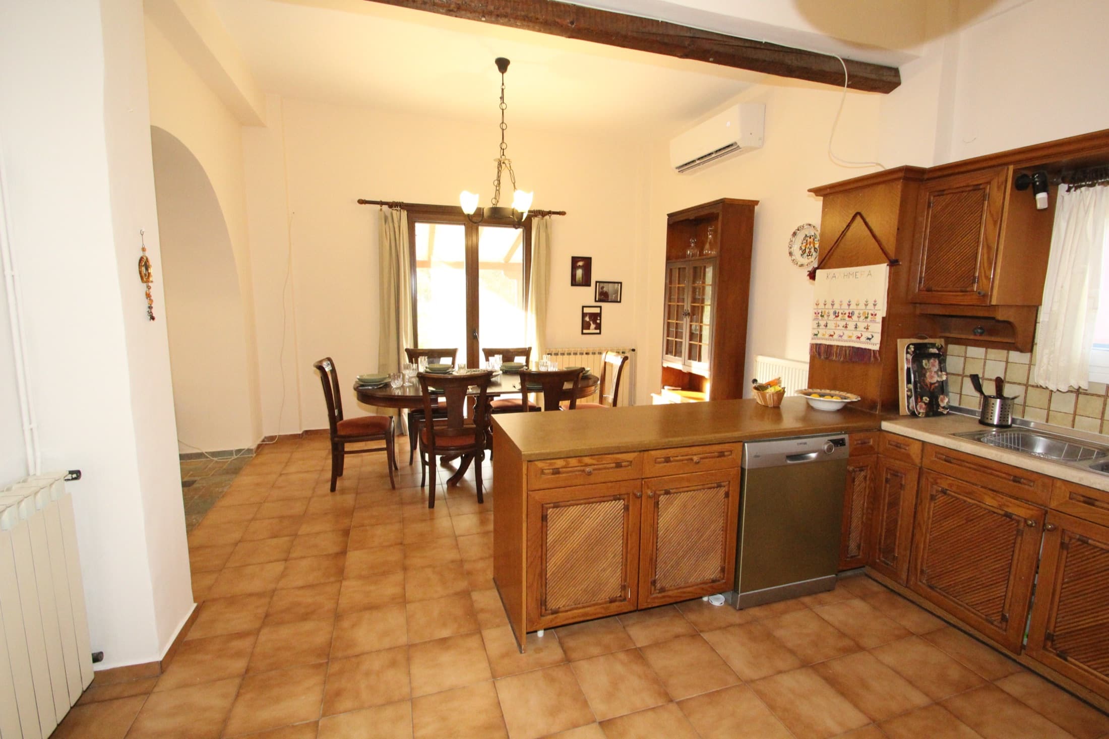 Open-plan kitchen and dining area at Fistiki House